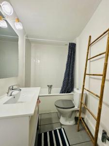 佩皮尼昂COCON CENTRAL - Cathédrale & Castillet - Parking Gratuit - Wifi的浴室配有卫生间、盥洗盆和浴缸。