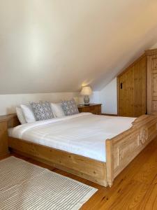 克利夫登Bed & Breakfast - Shanakeever Farm的一间卧室配有一张大木床和白色床单
