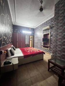 贾朗达尔Hotel Star INN的一间卧室设有一张大床和一个壁炉
