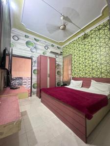 贾朗达尔Hotel Star INN的一间卧室设有一张大床和一个带板的墙壁