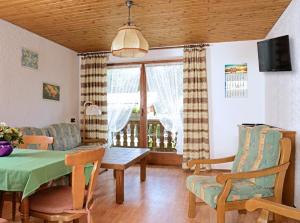 基姆湖畔普林Ferienhaus Dickertsmühle的客厅配有桌子和沙发