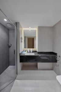 麦加马卡利姆乌姆奥库拉酒店的浴室设有黑色水槽和镜子