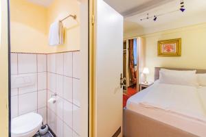 上韦瑟尔Hotel Weiler的小型浴室设有一张床和淋浴。