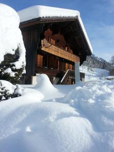 威尔斯伊格里塞拉克瓦西住宿加早餐旅馆的雪覆盖的小木屋,积雪