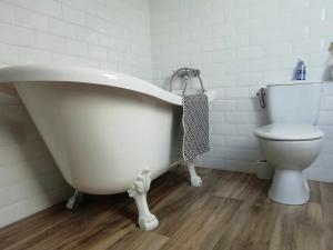 Azay-sur-CherStudio au coeur de la vallée de la Loire的浴室配有白色浴缸和卫生间。