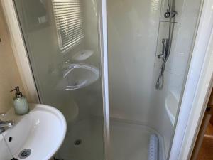 科克茅斯2-Bed Lodge in Cockermouth的带淋浴和盥洗盆的浴室