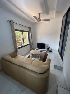 1 BEDROOM APARTMENT IN BIJILO GAMBIA, Discount rates的休息区