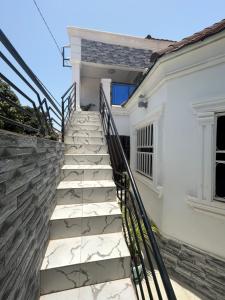 1 BEDROOM APARTMENT IN BIJILO GAMBIA, Discount rates的阳台或露台