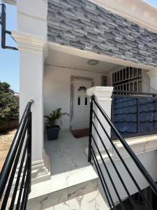 1 BEDROOM APARTMENT IN BIJILO GAMBIA, Discount rates的阳台或露台