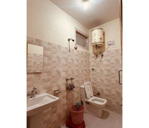 卡索尔Sunrise Guest House的一间带卫生间和水槽的浴室