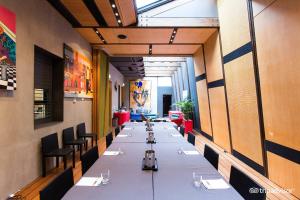 墨尔本Tolarno Hotel - Georges Suite - Australia的长餐厅,配有长桌子和椅子