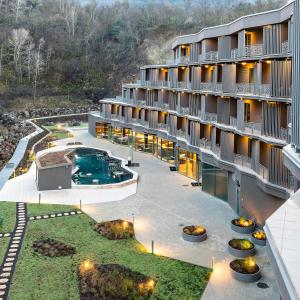 托考伊Minaro Hotel Tokaj MGallery - Adult Only的享有带游泳池的度假建筑的空中景致