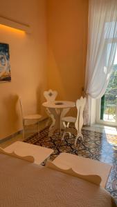维耶特里villa verde sul mare的配有桌椅和桌子的房间