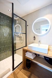 罗什福尔麦尔博斯特酒店的一间带水槽和淋浴的浴室