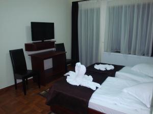 布朗布朗维拉俱乐部度假村的酒店客房的床上摆放着毛巾,