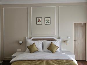 兰斯顿Marten's Wilderness Retreat的卧室配有一张带两个枕头的大白色床