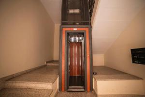莱切Davids Room Palazzo Tamborino的楼梯间中间的电梯