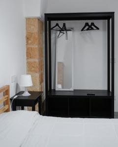 科佩尔蒂诺Beb la casa di tino的卧室配有白色的床和大镜子