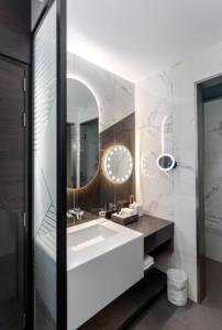 迪拜Hyatt Centric Jumeirah - Dubai Twin Room - UAE的浴室设有白色水槽和镜子