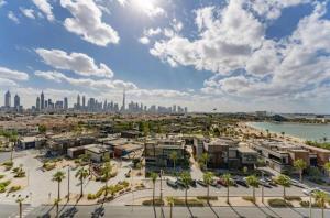 迪拜Hyatt Centric Jumeirah - Dubai Twin Room - UAE的享有城市的空中景色,拥有海滩和建筑
