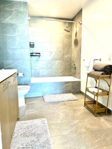 洛杉矶Relax On The Penthouse Floor DTLA With A View的带淋浴、浴缸和卫生间的浴室