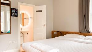 纽基Town Lodge的白色卧室设有床铺和水槽