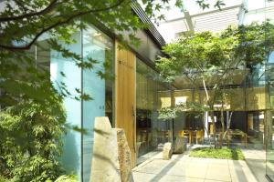东京东京君悦酒店的树木繁茂的建筑的玻璃外墙
