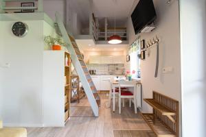波莫瑞地区卡缅Apartament Rekowo的一间小公寓的厨房和用餐室,设有楼梯