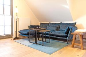 Groß KirrZum Schwedenblick的客厅配有蓝色的沙发和桌子