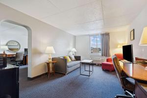 滑铁卢Econo Lodge Inn & Suites的客厅配有沙发和桌子