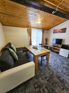 波罗维茨Guest Rooms- KLEPALSKI House的客厅配有沙发和桌子