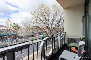 墨尔本Tolarno Hotel - The Philippe - Australia的享有街道景致的阳台