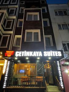 伊斯坦布尔Taksim Cetinkaya Suite的一座建筑,上面标有阅读getiniya套房的标志