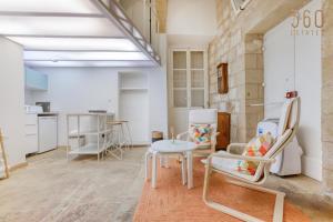 拉巴特Authentic & cosy duplex home in charming Rabat By 360 Estates的带桌椅的房间和厨房