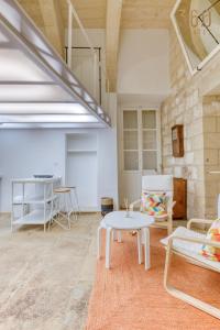 拉巴特Authentic & cosy duplex home in charming Rabat By 360 Estates的客厅配有沙发和桌子