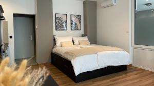 波恩Gallery Apartment的一间卧室配有带白色床单和枕头的床。
