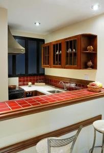 里贝朗普雷托Flat Bassano Vaccarini的厨房配有木制橱柜和台面