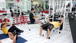 布拉内斯Kampaoh Blanes的一群人在健身房锻炼