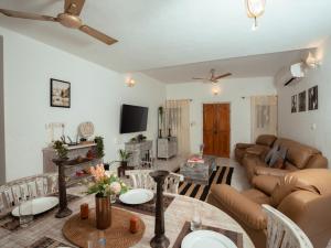 果阿旧城Echo - Classy 3bhk Villa - vagator的客厅配有沙发和桌子