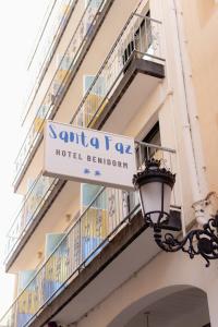 贝尼多姆Hotel Santa Faz的大楼上酒店礼仪的标志