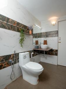 果阿旧城Echo - Classy 3bhk Villa - vagator的浴室配有白色卫生间和盥洗盆。