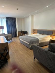 科布列季Hotel Homey Kobuleti的酒店客房设有床和客厅。