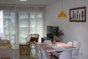 Apartamento Confortável - Porto das Dunas - Perto do Beach Park餐厅或其他用餐的地方