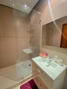 诺阿瑟Luxury résidence Taj Nouaceur的白色的浴室设有水槽和淋浴。