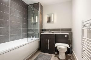 罗瑟勒姆Modern Studio Apartment in Central Rotherham的浴室配有卫生间、盥洗盆和浴缸。