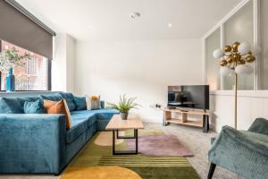 罗瑟勒姆Modern Studio Apartment in Central Rotherham的客厅配有蓝色的沙发和电视