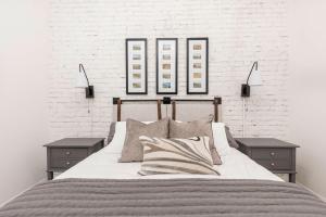 路易斯威尔Decadent Cityscape Retreat的卧室配有一张墙上三幅照片的床