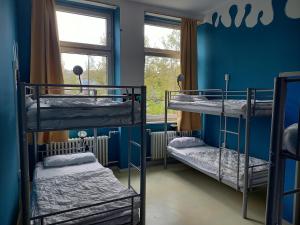 汉堡instantSleep Backpackerhostel St Pauli的蓝色客房 - 带两张双层床和窗户