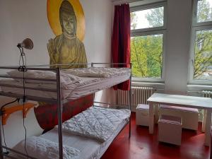 汉堡instantSleep Backpackerhostel St Pauli的客房设有两张双层床,墙上挂着一幅大画。