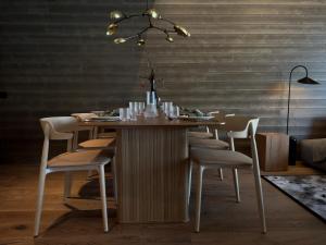基蒂莱Snowbird Villas (Arctic Nook)的餐桌、椅子和吊灯